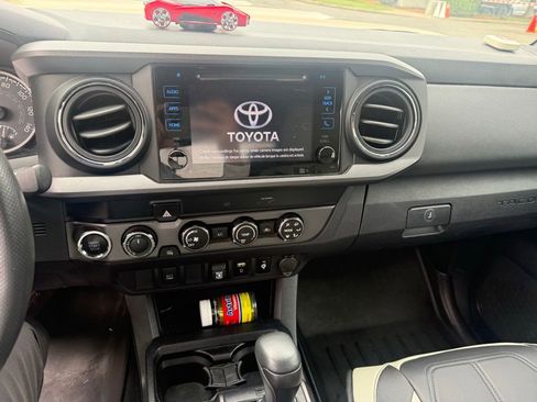 Used 2019 Toyota Tacoma TRD Sport AWD/4WD image 11