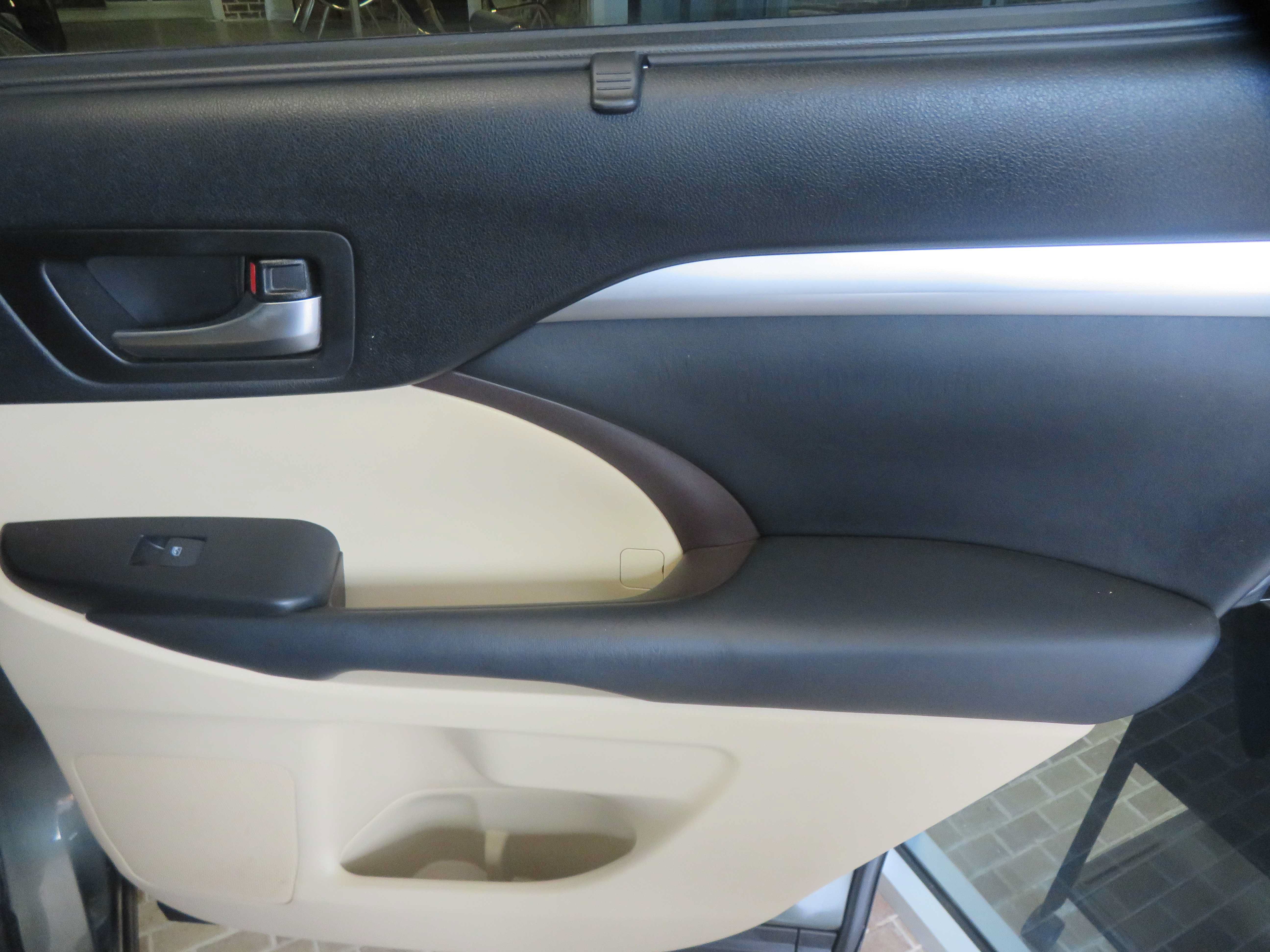 Used 2019 Toyota Highlander XLE FWD image 23