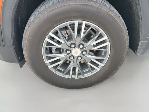 Used 2025 Chevrolet Traverse LT FWD image 15