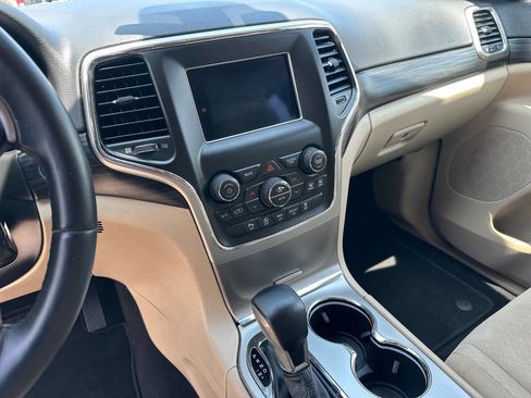 Used 2019 Jeep Grand Cherokee Laredo image 28
