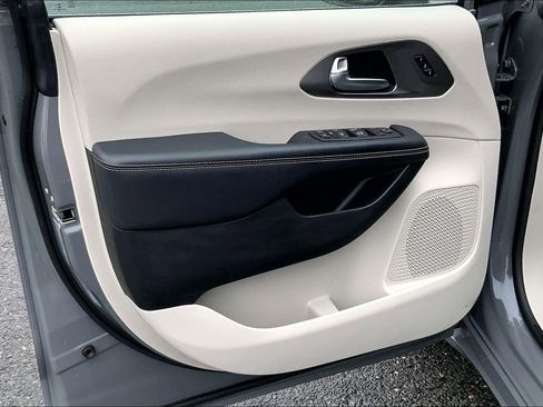 Used 2023 Chrysler Pacifica Touring-L image 18