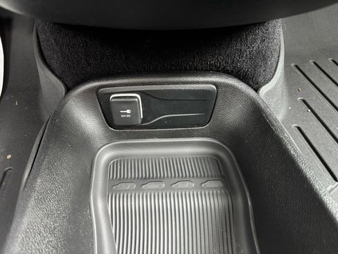 Used 2023 Chrysler Pacifica Touring-L w/ S Appearance Package FWD image 28