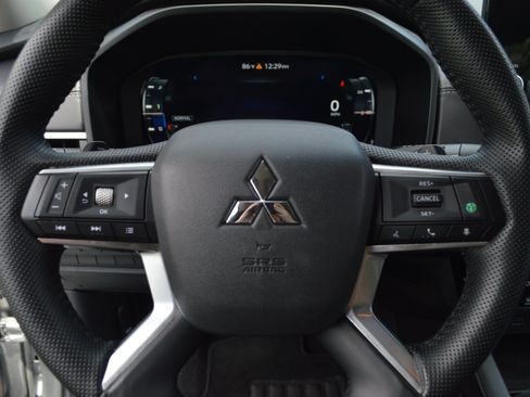 Used 2024 Mitsubishi Outlander SE FWD image 14