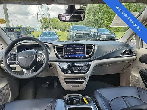 Used 2023 Chrysler Pacifica Touring-L FWD image 4