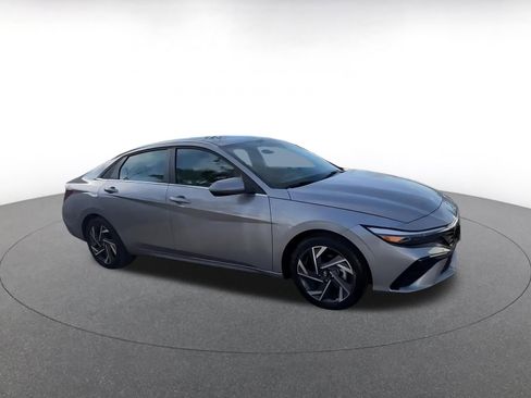 Used 2025 Hyundai Elantra Limited image 2
