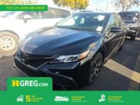 Used 2023 Toyota Camry SE image 1