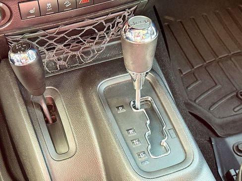 Used 2015 Jeep Wrangler Unlimited Rubicon w/ Connectivity Group image 22