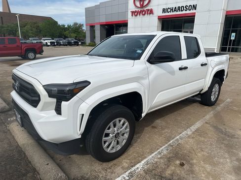 Used 2025 Toyota Tacoma SR image 1