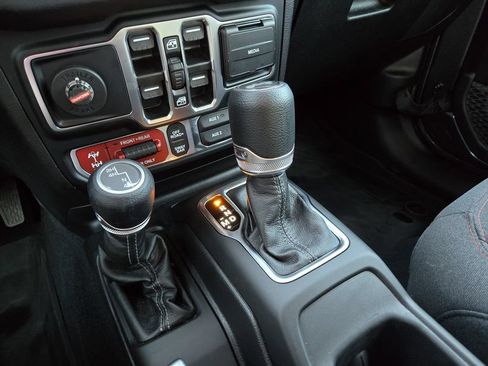 Used 2024 Jeep Wrangler Unlimited Rubicon AWD/4WD image 22