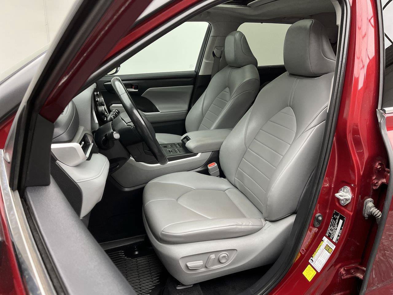 Used 2021 Toyota Highlander XLE AWD/4WD image 9