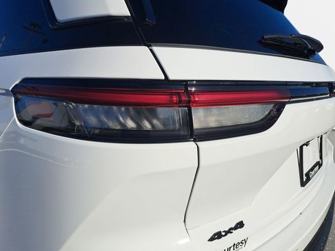 Certified 2024 Jeep Grand Cherokee Altitude image 33