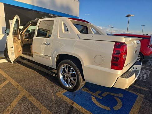 Used 2012 Chevrolet Avalanche LTZ RWD image 9