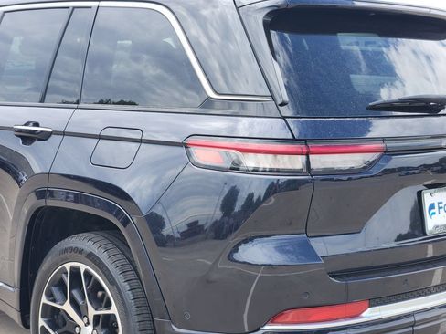 Used 2023 Jeep Grand Cherokee Summit AWD/4WD image 15