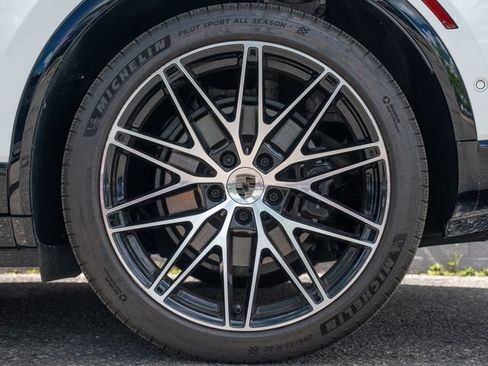 Certified 2024 Porsche Macan Turbo Electric AWD/4WD image 13