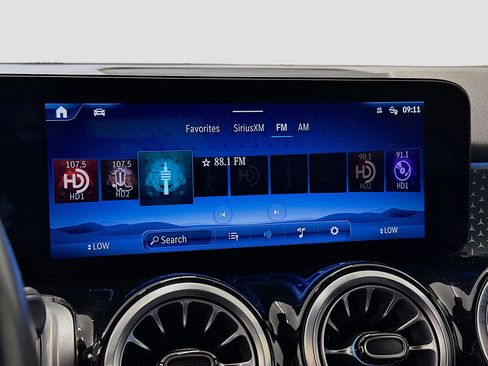 Used 2025 Mercedes-Benz GLB 250 4MATIC image 21