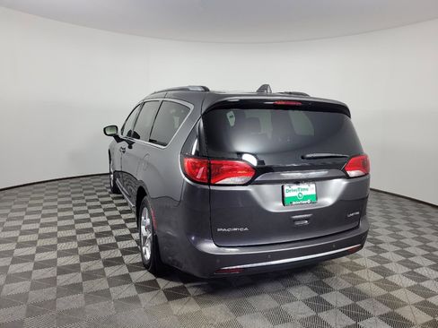 Used 2017 Chrysler Pacifica Limited FWD image 5