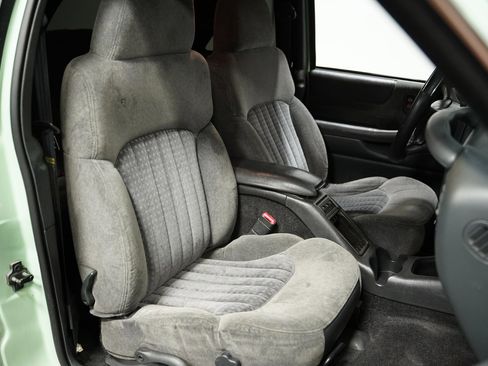 Used 2001 Chevrolet Blazer LS image 38