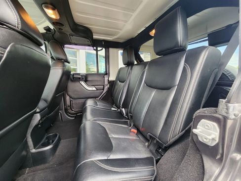 Used 2016 Jeep Wrangler Unlimited Sahara w/ Dual Top Group AWD/4WD image 37