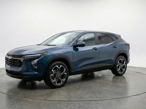 Used 2025 Chevrolet Trax LT w/ LT Convenience Package image 3