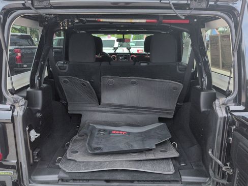 Used 2021 Jeep Wrangler Unlimited Rubicon w/ Safety Group AWD/4WD image 12