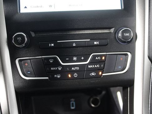 Used 2017 Ford Fusion SE w/ Fusion SE Technology Package FWD image 15