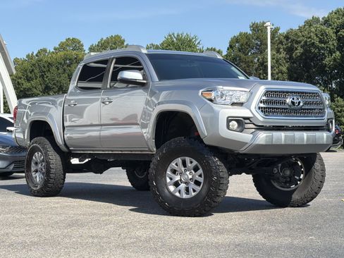 Used 2022 Toyota Tacoma SR5 w/ Technology Package RWD image 3