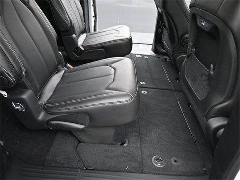 New 2026 Chrysler Pacifica Select image 36