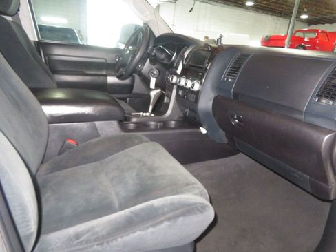 Used 2019 Toyota Sequoia TRD Sport AWD/4WD image 32