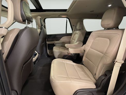 Used 2024 Lincoln Navigator Premiere AWD/4WD image 19