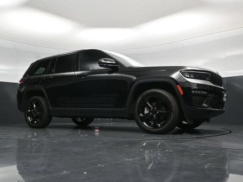Used 2023 Jeep Grand Cherokee Limited w/ Black Appearance Package AWD/4WD image 58