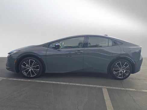 Used 2025 Toyota Prius XLE image 6