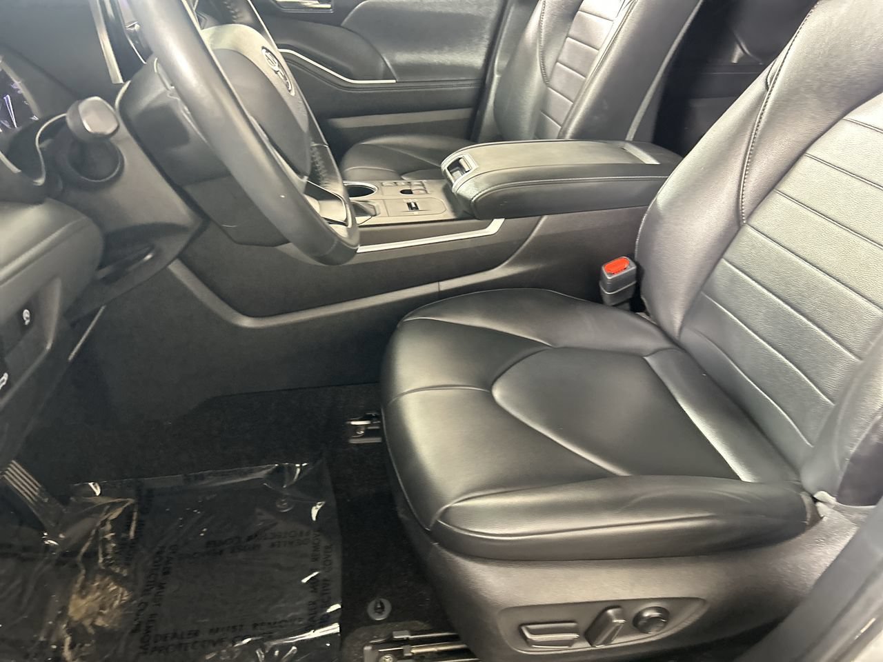 Used 2024 Toyota Highlander XLE FWD image 22