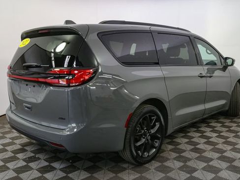 Used 2022 Chrysler Pacifica Touring-L w/ Uconnect Theater Family Group AWD/4WD image 13