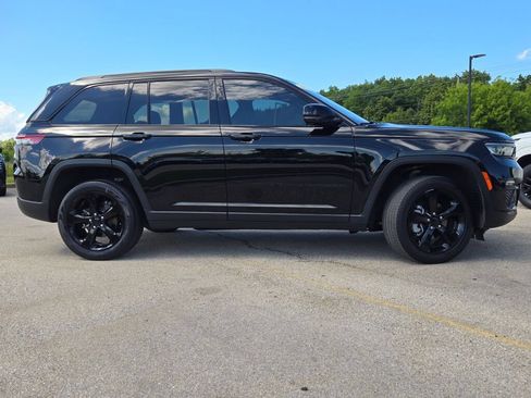 Used 2023 Jeep Grand Cherokee Limited w/ Black Appearance Package AWD/4WD image 10