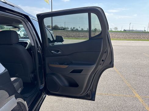 Used 2021 GMC Acadia SLE w/ Driver Convenience Package image 15