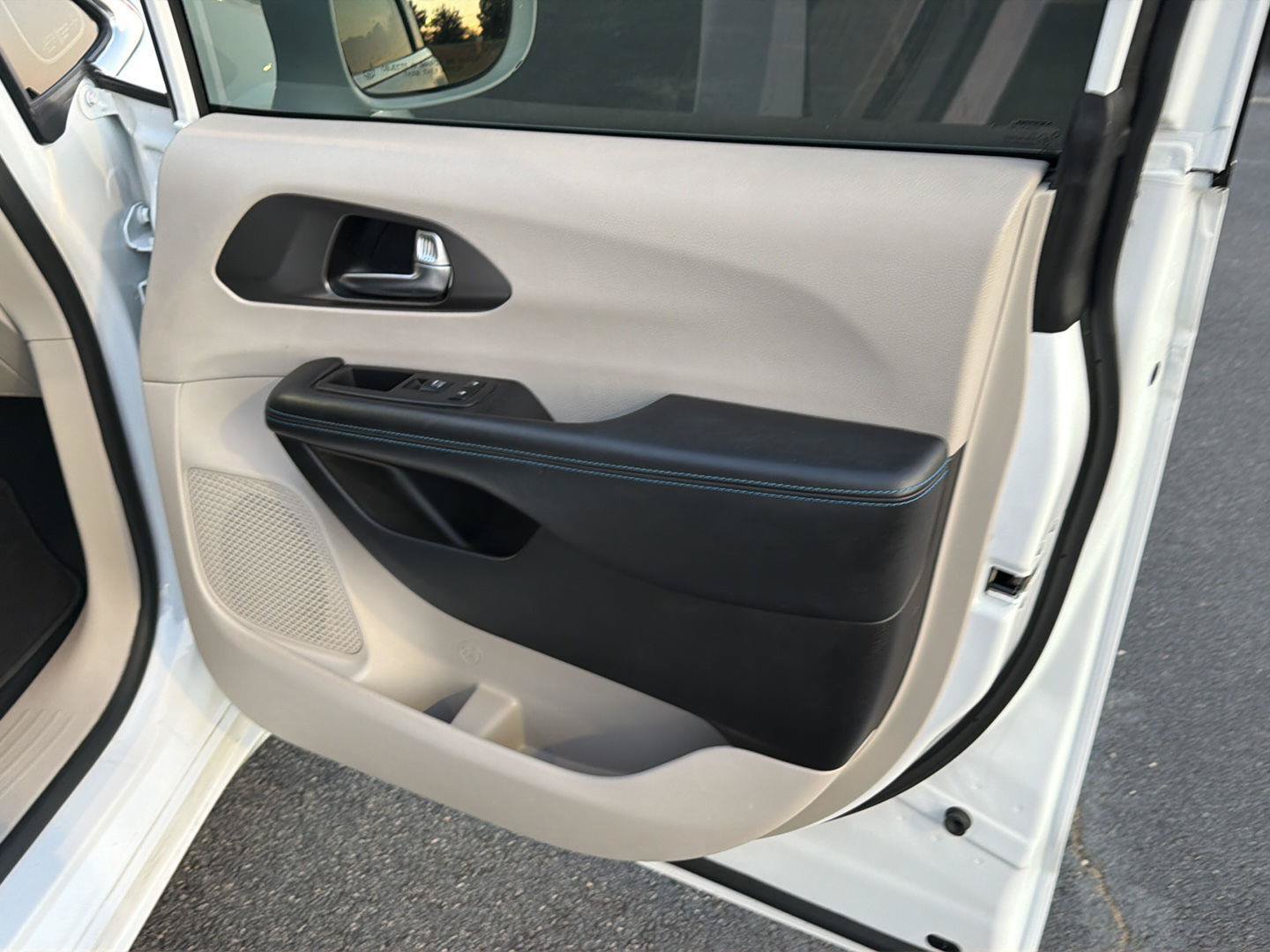 Used 2021 Chrysler Pacifica Touring-L FWD image 15