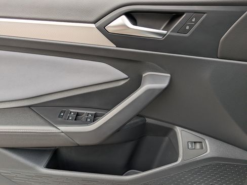 Used 2025 Volkswagen Jetta SE w/ Sunroof Package image 16