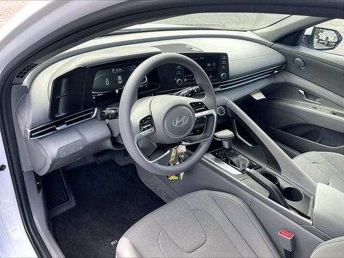 Used 2025 Hyundai Elantra SE FWD image 8