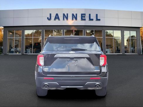 Used 2022 Ford Explorer XLT w/ Equipment Group 202A image 6