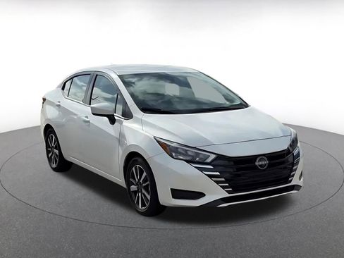 Used 2025 Nissan Versa SV image 3