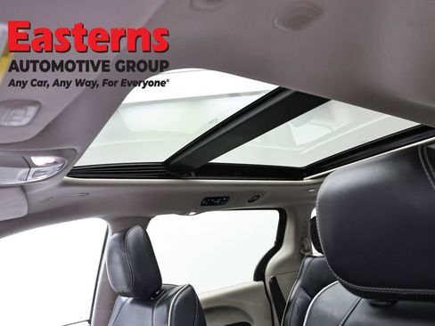 Used 2023 Chrysler Pacifica Limited FWD image 37