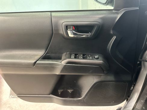 Used 2018 Toyota Tacoma TRD Sport image 12