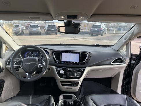 Used 2022 Chrysler Pacifica Touring-L image 23