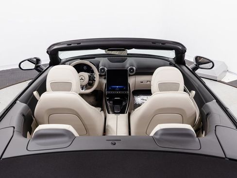 Used 2022 Mercedes-Benz SL 55 AMG 4MATIC w/ Driver Assistance Package image 27