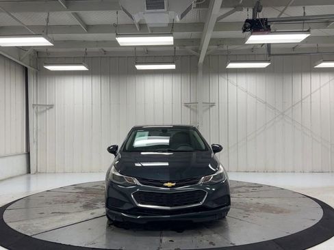 Used 2018 Chevrolet Cruze LT FWD image 3