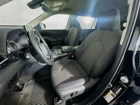 Used 2024 Toyota Highlander LE image 13