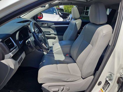 Used 2015 Toyota Highlander XLE AWD/4WD image 12