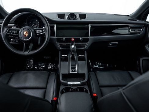 Certified 2025 Porsche Macan image 13