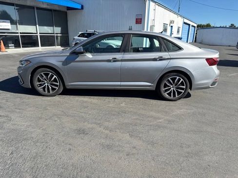 Used 2025 Volkswagen Jetta SE FWD image 2
