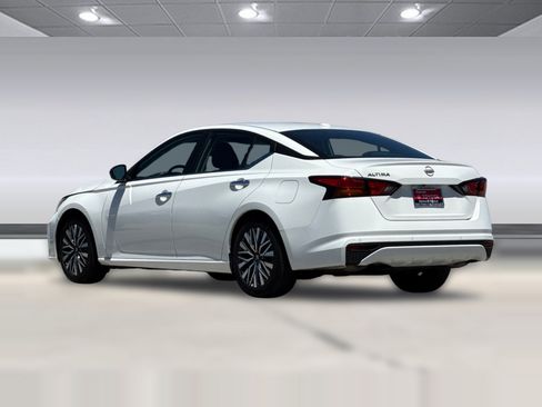 Used 2025 Nissan Altima 2.5 SV FWD image 3